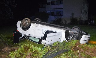Ein Bielefelder Autofahrer überschlug sich mit seinem Tesla in der Nacht zu Freitag und landete im niedersächsischen Bad Eilsen in einem Garten. - Polizei Bad Eilsen