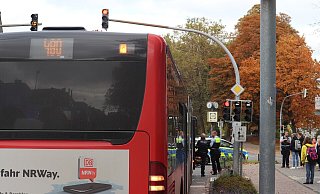 Die Unfallstelle mit dem Bus am Neuhäuser Tor. - Polizei Paderborn