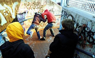 Prügeleien unter Minderjährigen kommt immer häufiger vor. Manchmal gehen sie schlimm aus – besonders wenn Waffen zum Einsatz kommen. - picture alliance / Photoshot
