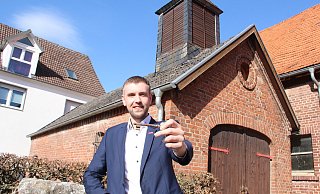 Der stellvertretende Vorsitzende des Heimatschützenverein Brenkhausen, Dominik Rüther mit dem Schlüssel zum historischen Spritzenhaus, das künftig durch die Schützen genutzt und erhalten werden soll. - Burkhard Battran