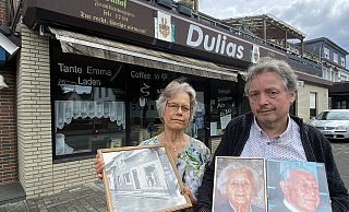 Mit dem Foto vom alten Geschäft an der Achtermannstraße sowie den Portraits der Eltern Heinrich und Thea stehen Ilona und Burkhard Dulias vor ihrem Laden. Dieser ist im „Kiez“ im Rövekamp ein Treffpunkt für viele Menschen gewesen. - Burkhard Hoeltzenbein