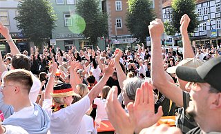 Die Hände zum Himmel - wie hier beim Public Viewing auf dem Warburger Neustadt-Marktplatz. - Simone Flörke