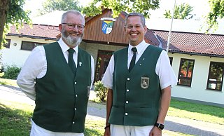 Bernd Unruhe (links) ist seit 50 Jahren Mitglied im Sommerseller Spielmannszug – ein Rekord. Das freut auch den Vereinsvorsitzenden Christian Pamme. Im örtlichen Dorfgemeinschaftshaus üben sie regelmäßig mit rund 30 weiteren Spielern ihre Lieder. Fotos (3): Madita Schellenberg - Madita Schellenberg