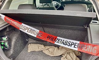 Ein Geschwisterpaar erschrickt, als ein Supermarktkunde seine Kofferraumklappe öffnete. Sie haben etwas gesehen, was sie nicht glauben konnten. - Symbolfoto: Jens Reichenbach