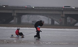 Zahlreiche Menschen haben mit Schlittschuhen die vom Hochwasser gefluteten Weserwiesen in Rehme erkundet. Einige waren offenbar auch mit dem Auto auf dem Eis. - Ulf Hanke