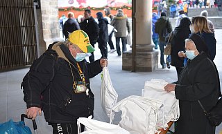 Für jeden Teilnehmenden gab es einen "Weihnachtsbeutel" mit nützlichen und leckeren Geschenken. - Pressebüro Flüter