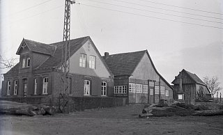 Das Foto zeigt Haus und Werkstatt des einstigen Stellmachers Martin Schiermeier in Espeln. Heute ist dort der Betrieb Landmaschinen Bernhard Schiermeier untergebracht. - Stadt- und Kreisarchiv Paderborn