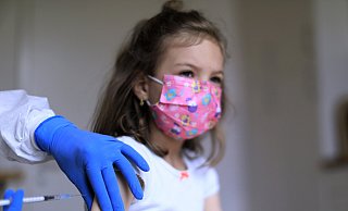 In den USA sollen Kinder unter 12 Jahren schon bald ihre Impfungen erhalten können. Für die EU wird eine Entscheidung in den kommenden Monaten erwartet. - DPA/ Laci Perenyi