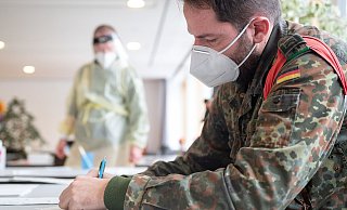 Auch im Kreis Höxter unterstützte die Bundeswehr während der Coronapandemie die Kreisverwaltung. Es ist nur eine von zahlreichen Möglichkeiten, wie die Bundeswehr im Krisen- und Katastrophenfall helfen kann. (Symbolbild) - Sebastian Gollnow