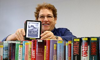 Hat den Überblick: Engers Bücherei-Leiterin Christel Euler bietet den Besuchern eine breite Auswahl an Printmedien an. Teilweise auch in Corona-Zeiten. - Andreas Sundermeier