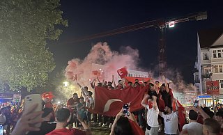 Ausgelassen feierten die türkischen Fans hier vor C&A in der Bahnhofsstraße. - Stefan Gerold