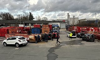 In einer Gemeinschaftsaktion mehrerer Unternehmer werden auf dem Hof der Firma Kottmeyer Transporte Sandsäcke befüllt und kostenlos an Bürger abgegeben. - Michael Scherer