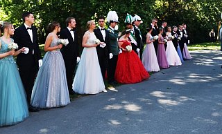 Das Königspaar, Klaudia Maas und Maurizio Schliwinski (v.l.), begleitet vom Hofstaat, Helena Vesper und Lukas Petker, Lena Koch und Tim Arendes, Verena Reiermann und Bastian Koch, Maja Rodenberg und Tobias Schmidt, Antonia Haurand und Aaron Kersting, Lea Ewen und Jonas Zwilling, Alina Jürgens und Dominic Tewes, Milena Köring und Benito Schliwinski sowie Leonie Kukuk und Leonard Wiemers, während der Festansprache Foto: Luna Brinkmann - Luna Brink