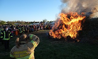 Das Osterfeuer der Dorfgemeinschaft Hunnebrock-Hüffen-Werfen wird umgeschichtet, bevor die Veranstaltung startet. - Katharina Eisele