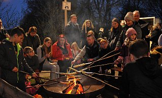Beim Osterfeuer in Oldinghausen scharen sich viele Kinder und auch Erwachsene um das kleine Lagerfeuer, um Stockbrote zu backen. - STEFANIE BOSS