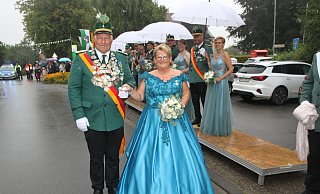 Das Dörenhagener Königspaar Carsten und Andrea Höschen. - Johannes Büttner