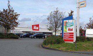 In nicht allzu ferner Zukunft könnte auf dem Gelände des "Mein-Real"-Marktes an der Warburger Straße ein großes Modehaus der Kette Röther entstehen. - Moritz Räker