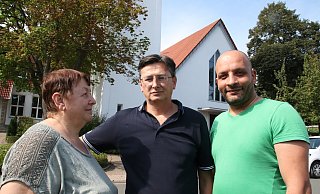 Vitali Giesik (Mitte) kämpft darum, dass seine Mutter in Deutschland bleiben kann und nicht nach Kasachstan abgeschoben wird. Alleine kann sie dort nicht mehr leben. Hussien Khedr vom SPD-Gemeindeverband Hiddenhausen versucht zu helfen. - Susanne Blersch