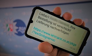 Screenshot: So oder so ähnlich - mit oder ohne Personalisierung - kann eine der gefährlichen SMS lauten. Im Link taucht meistens ein realer Paketdienst oder Versender auf und täuscht so die Echtheit vor. - Polizei Paderborn