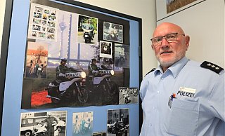 An der Tür im Büro von Rudi Menne auf der Warburger Wache kleben viele Erinnerungen und Bilder aus seiner Dienstzeit – vor allem auf dem Motorrad. - Simone Flörke
