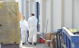 Polizisten in Schutzanzügen sicherten bei der Durchsuchung in Rahden Spuren und Beweismittel. - Joern Spreen-Ledebur