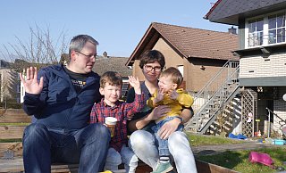 Fabian Dreier (v.l.) mit seinem Sohn Niklas, seiner Frau Tanja und seinem jüngsten Sohn Erik im Sandkasten des eigenen Gartens. - Jule Barmwater