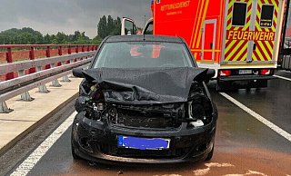 Das Auto der Frau aus Kirchlengern war nicht mehr fahrbereit und musste abgeschleppt werden. - Polizei