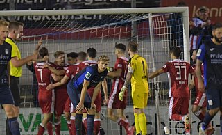 Während RW Ahlen den 2:2-Ausgleich feiert, kann der Wiedenbrücker 1:0-Torschütze Bjarne Pudel den Spielverlauf nicht fassen. - Jens Dünhölter
