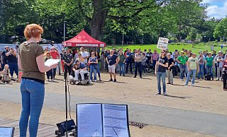 Etwa 100 Besucherinnen und Besucher waren zur Kundgebung im Steinmeisterpark gekommen. Hier hält Nancy Nancy Partzsch von der Initiative 9. November ihre Rede. - Peter Heidbrink