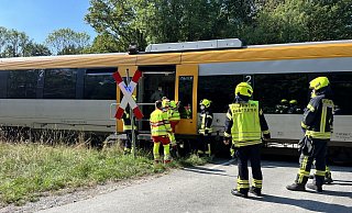 Rettungskräfte und Polizei sind aktuell wegen einer Kollision an einem Bahnübergang im Kreis Gütersloh im Einsatz. - Thorsten Heß