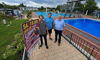 Hoffen auf eine gelungene Discoparty: Markus Engels, Eike Henke (stellvertretender Badleiter) und Bürgermeister Rüdiger Meier. - Peter Heidbrink