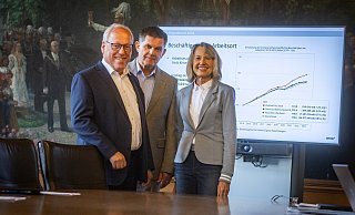 Die Bielefelder Wirtschaft verzeichnet einen Aufwärtstrend, zeigen Pit Clausen (v.l.), Gregor Moss und Brigitte Meier. - Mike-Dennis Mller / www.mdm.photo