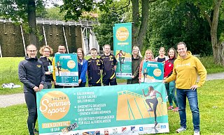 MIt Vorfreude in den Sälzer Sommersport gehen (v. l.) Thomas Real (Stadtsportverband), Lukas Michalski (Stadt Salzkotten), Thorsten Jaspert (VfB Salzkotten), Antonia Kaup (SV Hederborn Upsprunge), Timotheus Schnietz , Martin Franke (beide VfB Salzkotten), Stefanie Klenke (Stadt Salzkotten), Lea Schmigelski (Sälzer Physio), Mareike Berkemeier (Mareike-Yoga), Verena Krick (SC Rot Weiß Verne) und Christian Enders (Hederlab). - Carola Drabon