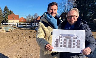 Schon bald sollen hier aber nach den Plänen von Maximilian (l.) und Herbert Winter zwei Häuser entstehen. Hier präsentieren sie die Südansicht des Hauses, das an der Detmolder Straße (auf der Grafik oben) gebaut wird. - Eike J. Horstmann
