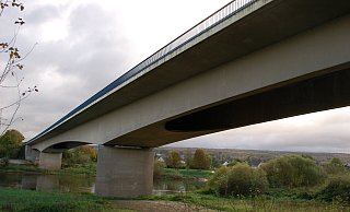 Die Weserbrücke bei Lüchtringen. Hierüber soll der Verkehr während der Sperrung der Weserbrücke in Höxter umgeleitet werden. - Mathias Brüggemann