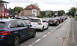 Der neue Radschutzstreifen entlang der Detmolder Straße von der Lemgoer Straße bis zum Schäferweg führt in diesem Bereich dazu, dass für Autos nur noch eine Spur zur Verfügung steht. - Holger Kosbab