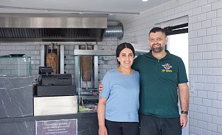 Von links: Das Ehepaar Gülay und Mecnun Adibelli hat an der Werster Straße 103 den Döner Kebab und Pizza-Imbiss "My Döner" eröffnet. - Copyright 2023 Wencke Meckenstock . All rights reserved.