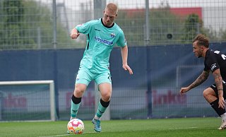 Im Testkick gegen seinen Ex-Klub Viktoria Köln sammelte Kai Klefisch (r.), hier im Duell gegen den ehemaligen SCP-Spieler Luca Marseiler, am 11. September erste Spielpraxis. - SC Paderborn 07/Kim Liebeck