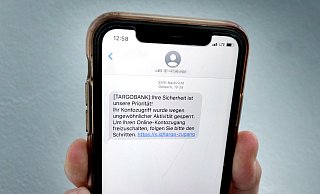 Beim "Smishing" wollen Betrüger über SMS personenbezogene Identifikations- oder Zugangsdaten abfischen. - Andreas Frücht