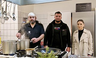 Das Team vom Restaurant Dilruba möchte die Gäste mit Indischer Küche verwöhnen. Von links: Koch Harpal Singh bei der Zubereitung einer würzigen Soße mit Muneeb Ahmad Tahir und Geschäftsführerin Monika Kort. - Copyright 2024 Wencke Meckenstock . All rights reserved.