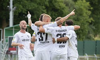 Gemeinsamer Jubel: Mirko Schuster (Nummer 37) hat den SV Rödinghausen mit 1:0 in Führung gebracht, am Ende hieß es 2:0 für das Team vom Wiehen. - Joel Beinke