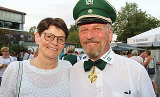 Hans-Christian „Hansi“ Lummer erfüllte sich 2018 einen Traum. Gemeinsam mit seiner Frau Gaby besteigt er den Kaiserthron in Sudhagen. 1990 waren sie zum ersten Mal Repräsentanten der Heinrich-Schützen. Darauf wurde Lummer noch Bezirkskönig und im Jahr 2019 in Schloß Neuhaus auch Bundeskönig. - Regina Brucksch