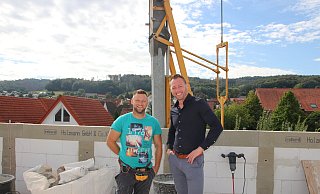 Juri Kletke (r.) und Baumeister Konstantin Eifert auf dem Dach des Neubaus am Jägerbach, dahinter das Wiehengebirge. - Felix Schwien