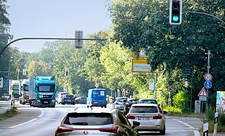 Derzeit nur eine Spur: Um weniger Staus vor der Ampel mit dem Stadtring zu haben, empfiehlt der Gutachter eine weitere Fahrbahn. - Andreas Frücht