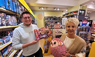 Lego-Spielzeug und Plüschtiere gehen derzeit besonders gut über den Ladentisch. Das sagen Christian Bohnenkamp, Geschäftsführer des Spielzeugladens Hornschu, und Mitarbeiterin Simone Korpusch. - Florian Weyand