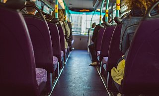 Der Bus auf der A1 war mit Schulkindern besetzt, heißt es von der Polizei. - Pixabay