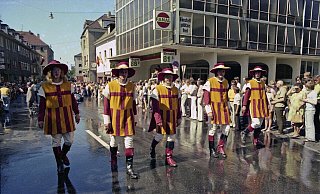 Die Jubelhennesse erblickten im Jubiläumsjahr 1971 das Licht des Liborifestes. Zu ihren Aufgaben gehörte nicht nur die Bewirtung beim Bierbrunnen, sondern auch die Begleitung des Europazuges, hier 1975 in der Heiersstraße. - Stadt- und Kreisarchiv Paderborn
