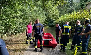 In der Elverdisser Straße soll sich ein Hund auf ein Plateau zwischen Wassermassen gerettet haben. Die Feuerwehr sucht mit einem Boot nach ihm. - Claus Frickemeier
