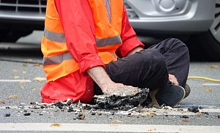 Mit diesem Stück Asphalt an der Hand landete dieser Aktivist nach seiner Befreiung in einer Polizeizelle. - Paul Brinkmann