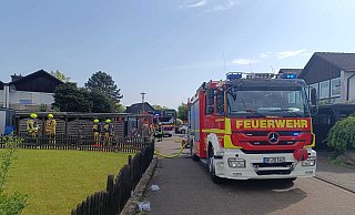 Die Bünder Feuerwehr war an der Wolfgang-Borchert-Straße mit mehreren Fahrzeugen im Einsatz. - Sven Hauhart